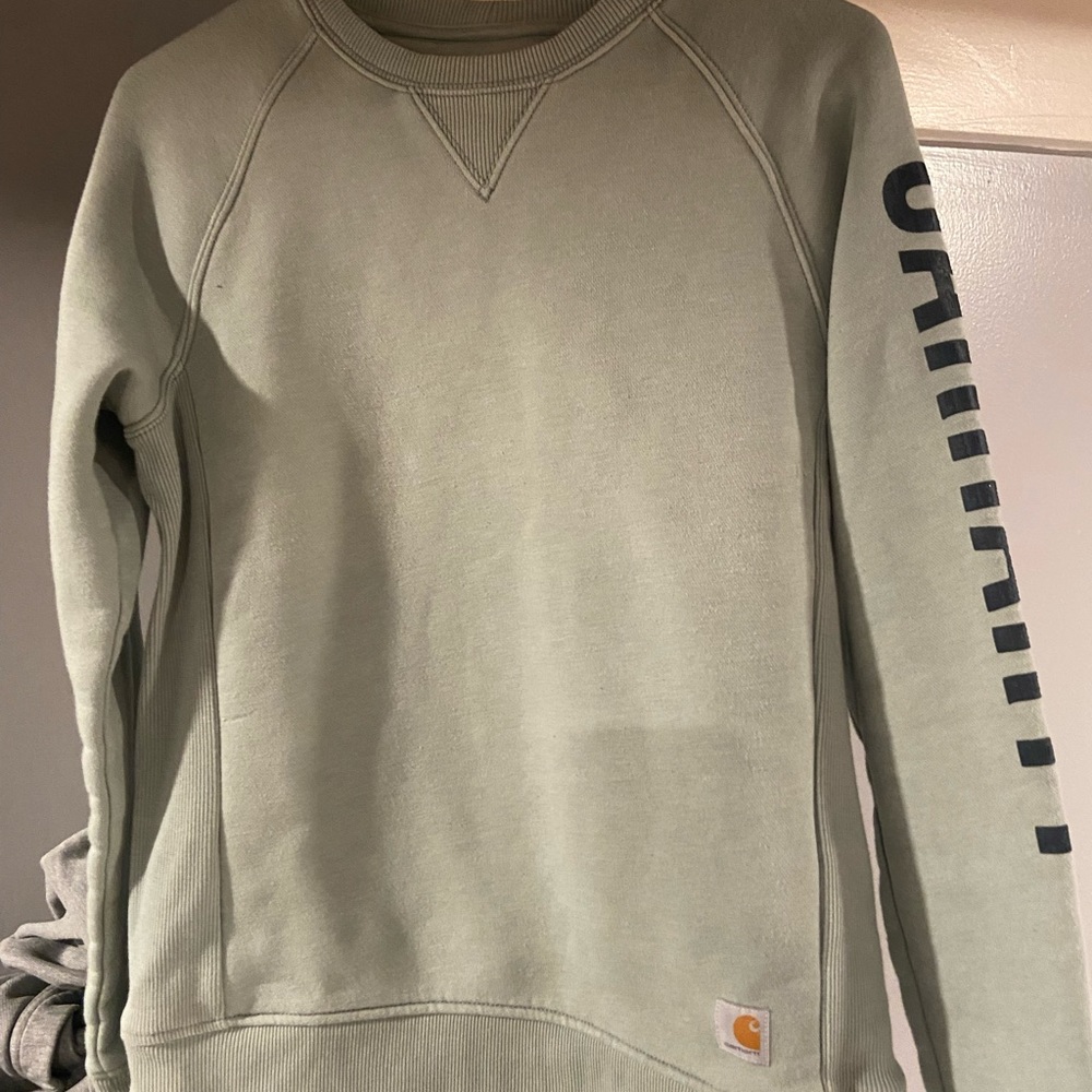 Women’s carhartt crew neck sweatshirt.